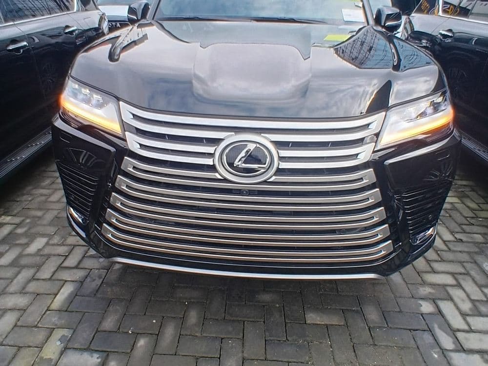 Lexus LX 600 view 2